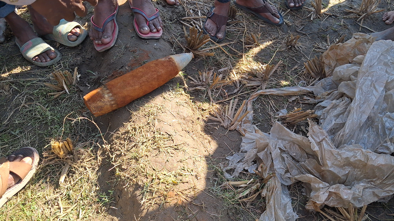 লালমনিরহাটে মাটি খননের সময় বেরিয়ে এলো মর্টার শেল